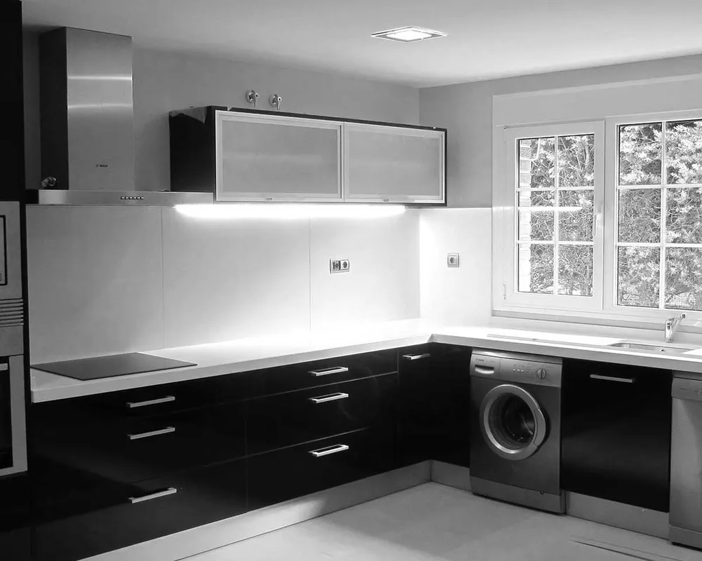 Cocina moderna en blanco y negro — Red Reformas